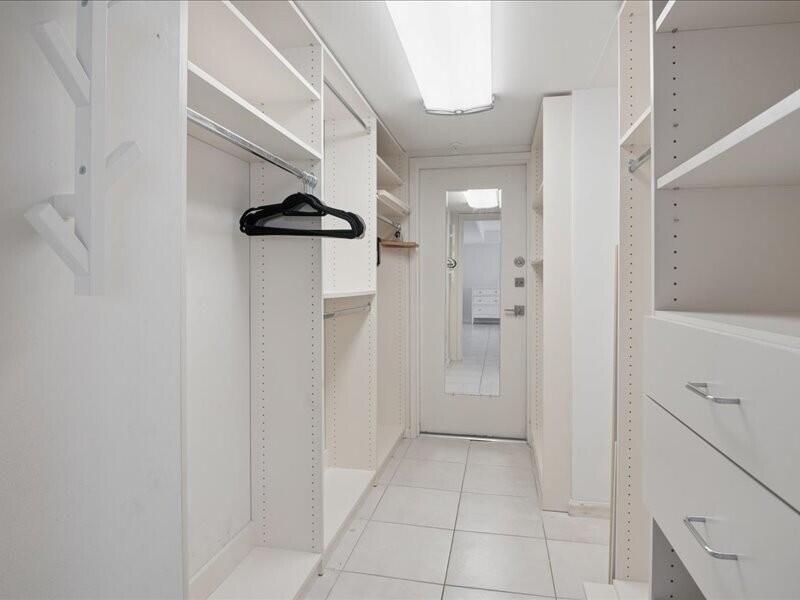 Walking Closet