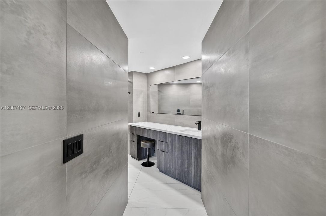 Active With Contract: $4,500 (2 beds, 2 baths, 1123 Square Feet)