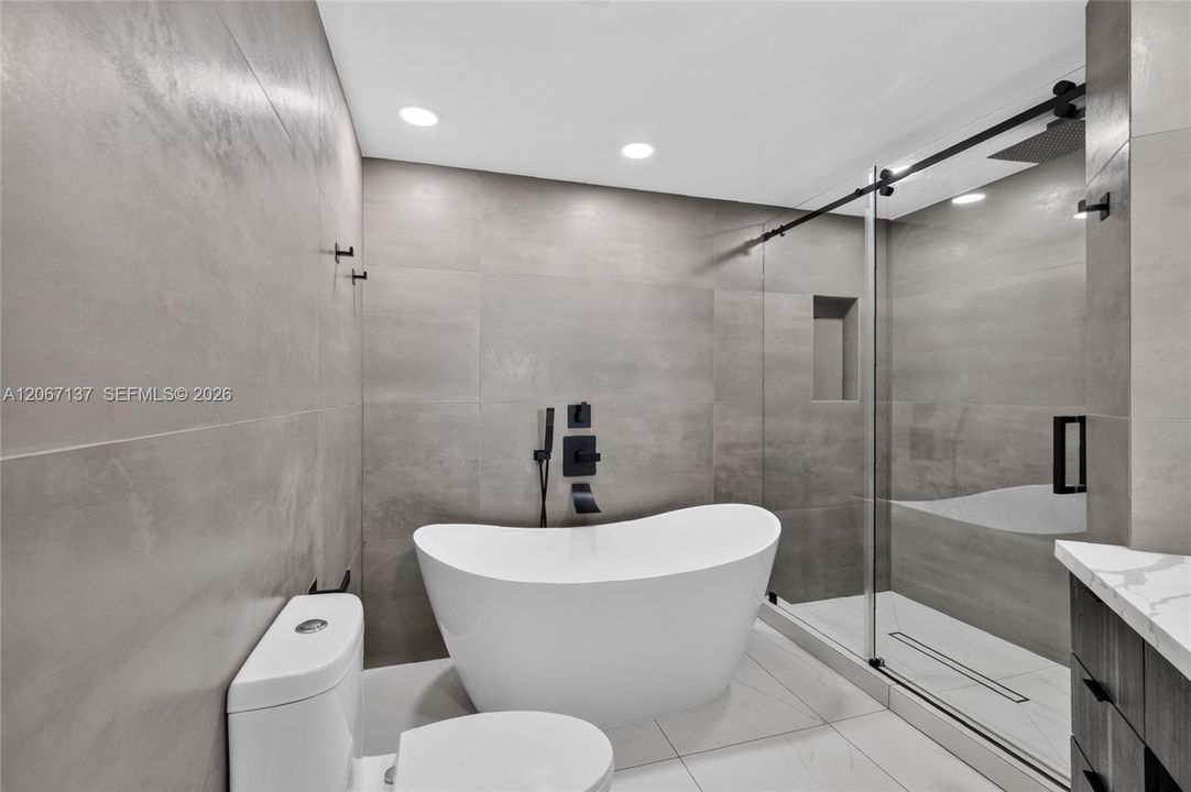 Active With Contract: $4,500 (2 beds, 2 baths, 1123 Square Feet)