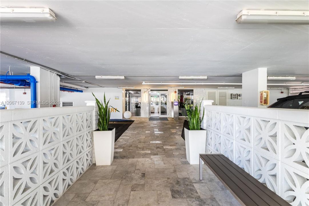 For Sale: $950,000 (2 beds, 1 baths, 747 Square Feet)