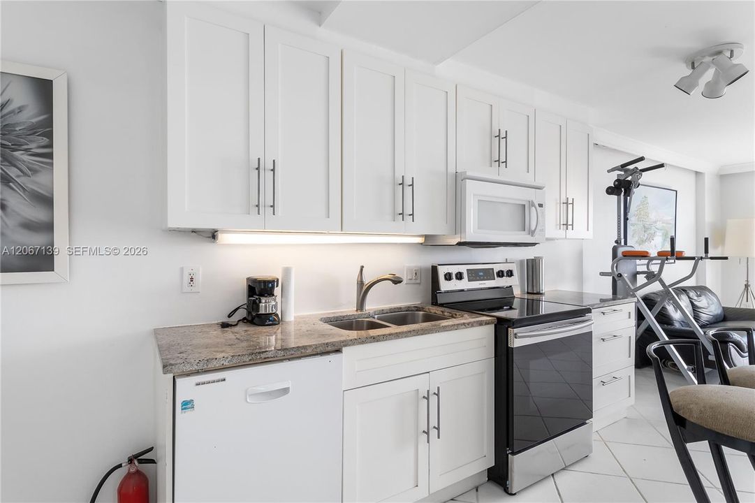 For Sale: $950,000 (2 beds, 1 baths, 747 Square Feet)