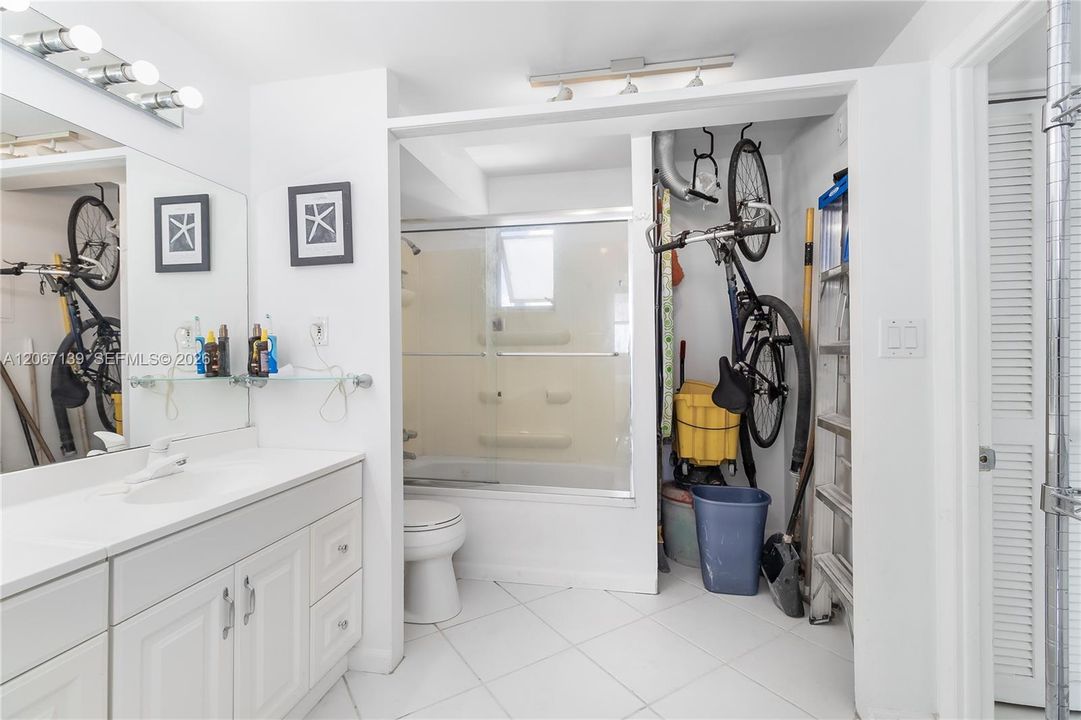 For Sale: $950,000 (2 beds, 1 baths, 747 Square Feet)