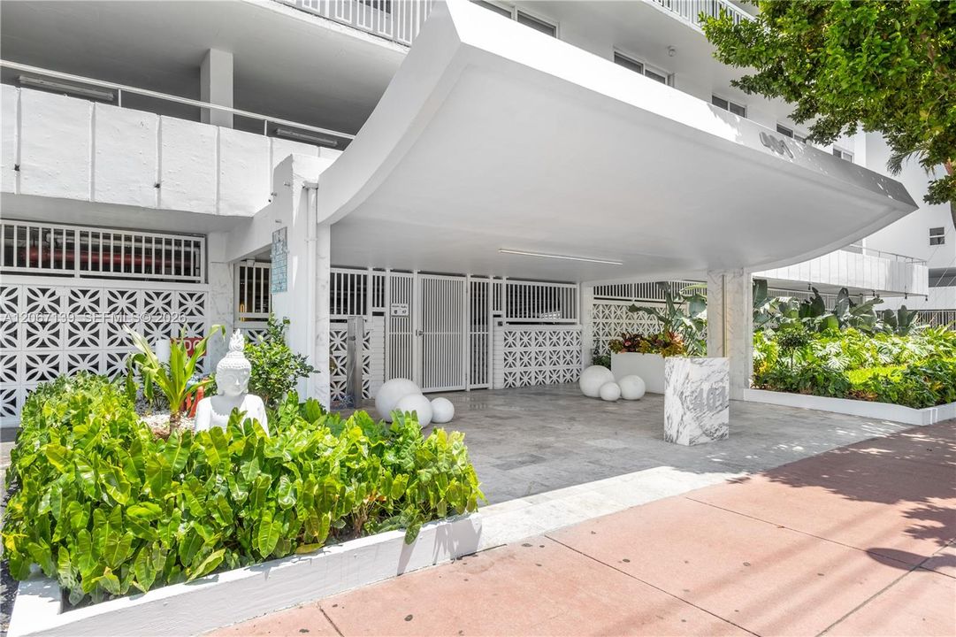 For Sale: $950,000 (2 beds, 1 baths, 747 Square Feet)