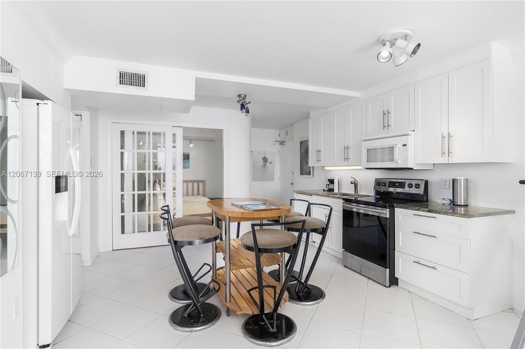 For Sale: $950,000 (2 beds, 1 baths, 747 Square Feet)