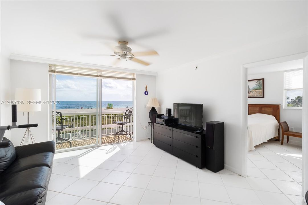 For Sale: $950,000 (2 beds, 1 baths, 747 Square Feet)
