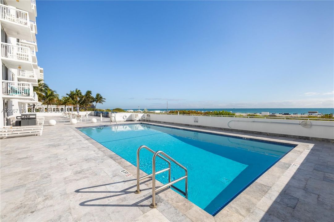 For Sale: $950,000 (2 beds, 1 baths, 747 Square Feet)