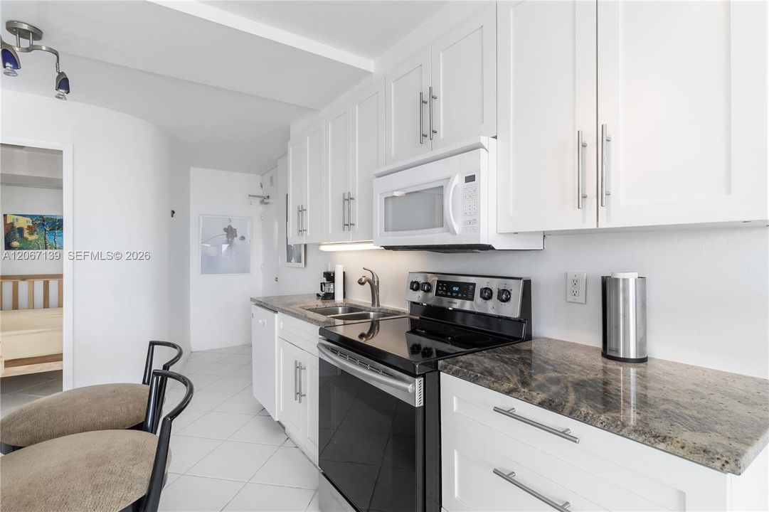For Sale: $950,000 (2 beds, 1 baths, 747 Square Feet)