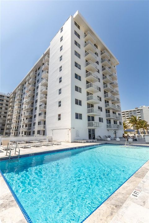 For Sale: $950,000 (2 beds, 1 baths, 747 Square Feet)