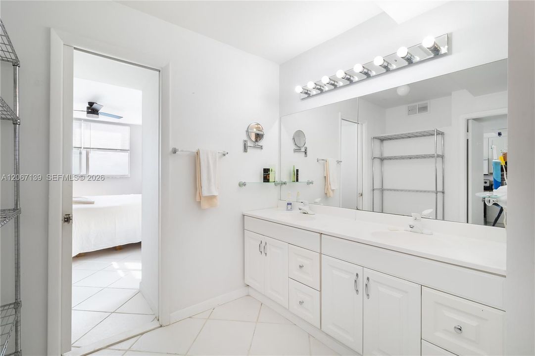 For Sale: $950,000 (2 beds, 1 baths, 747 Square Feet)