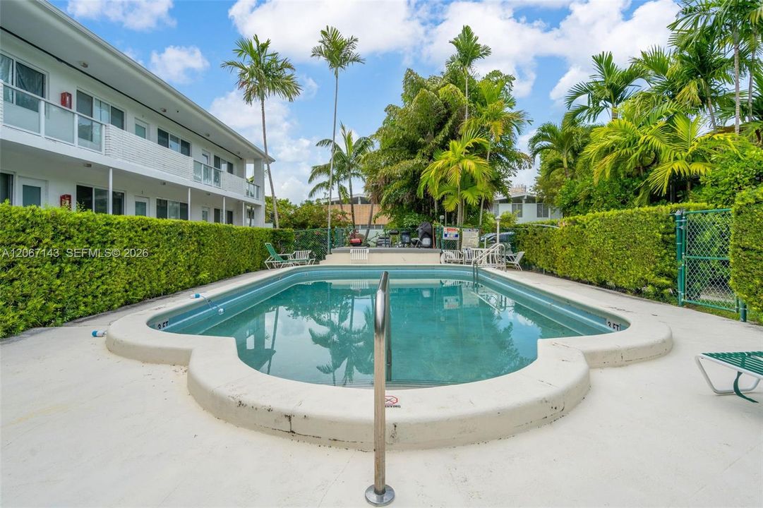 For Sale: $322,000 (2 beds, 2 baths, 974 Square Feet)