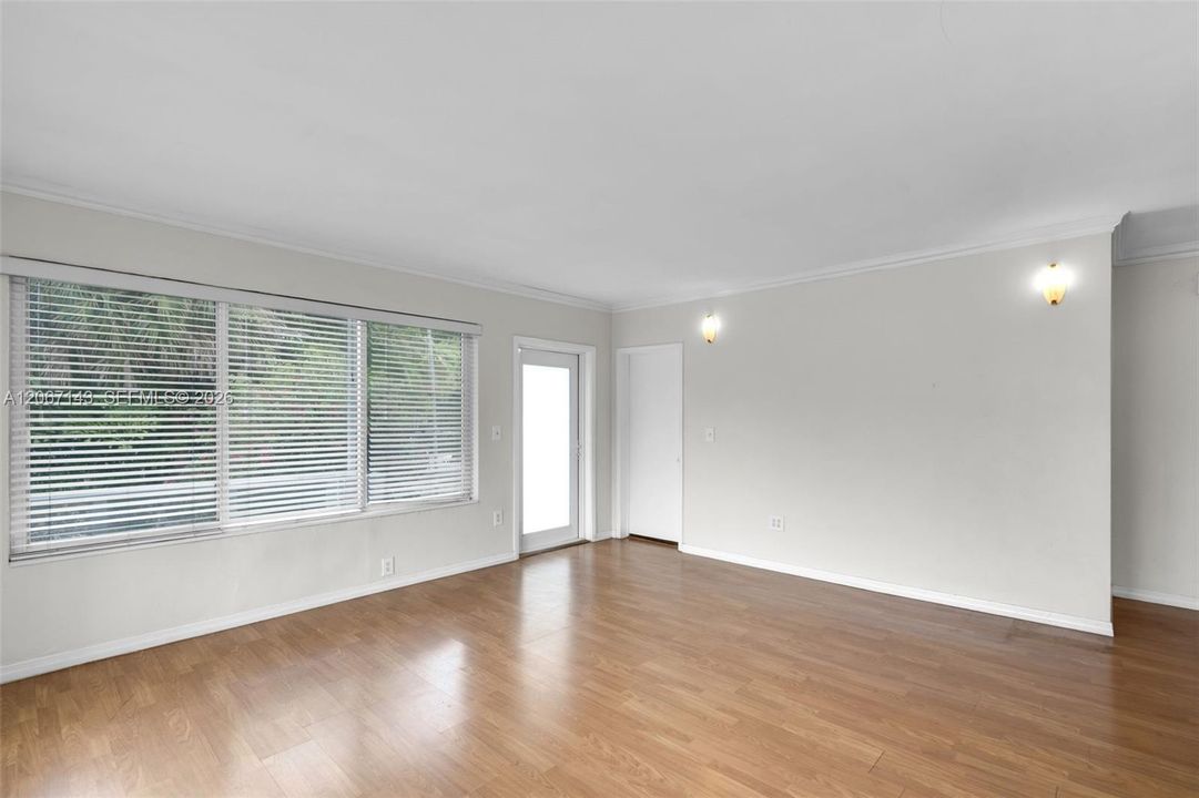 For Sale: $322,000 (2 beds, 2 baths, 974 Square Feet)