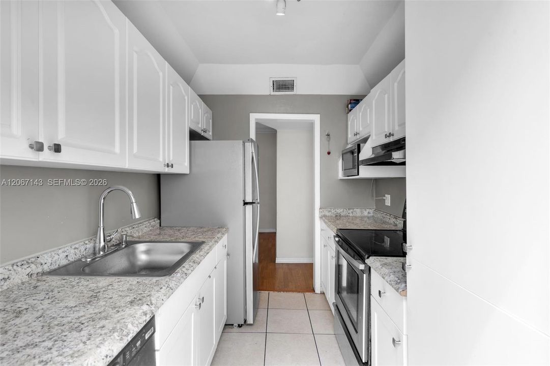 For Sale: $322,000 (2 beds, 2 baths, 974 Square Feet)