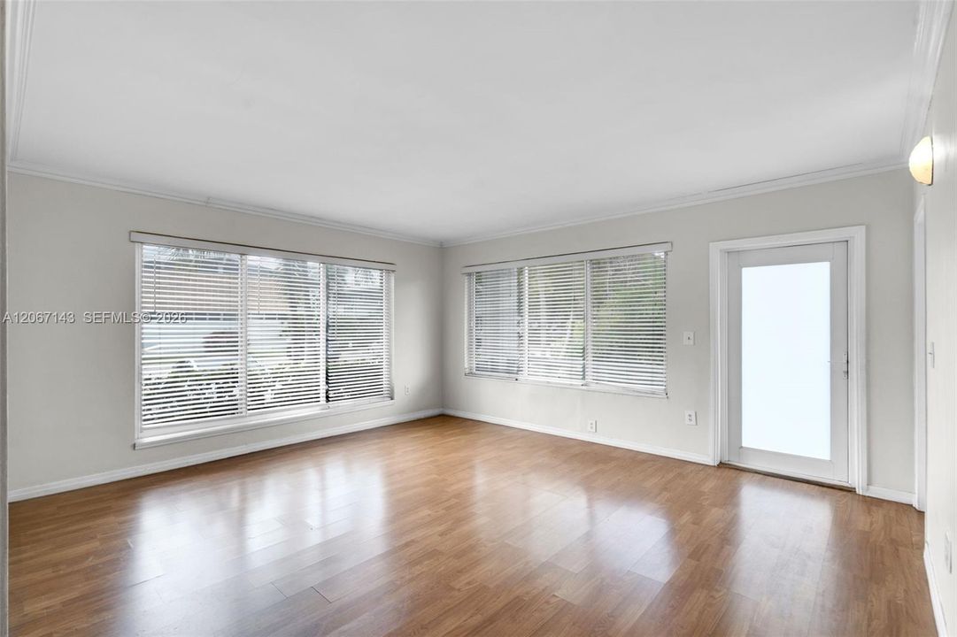 For Sale: $322,000 (2 beds, 2 baths, 974 Square Feet)