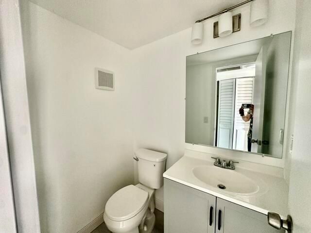 1/2 Bathroom