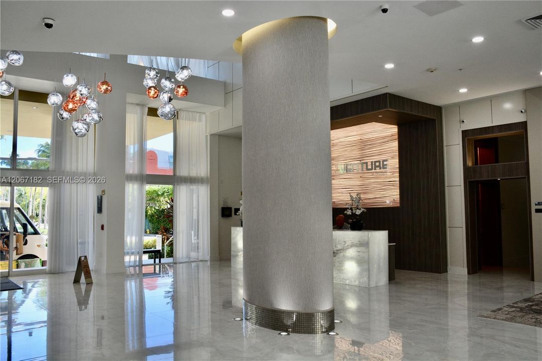 出租: $2,400 (1 贝兹, 1 浴室, 841 平方英尺)