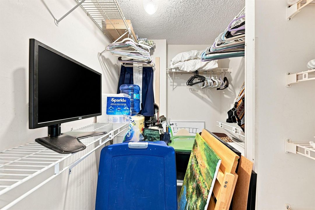 23_walk-in closet