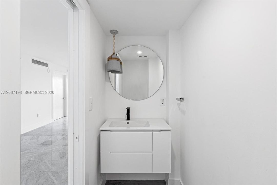 For Sale: $745,000 (1 beds, 1 baths, 943 Square Feet)