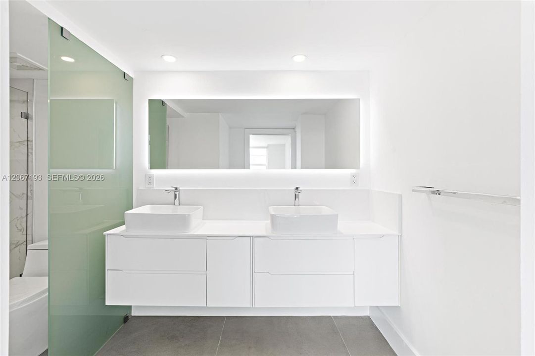 For Sale: $745,000 (1 beds, 1 baths, 943 Square Feet)