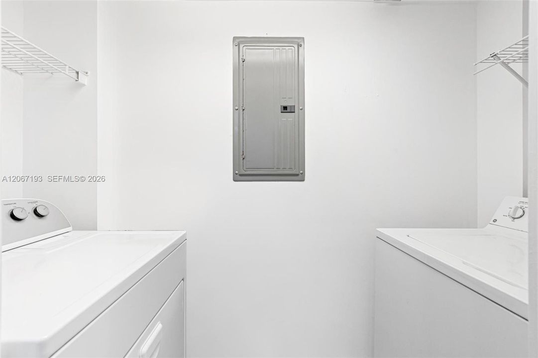 For Sale: $745,000 (1 beds, 1 baths, 943 Square Feet)