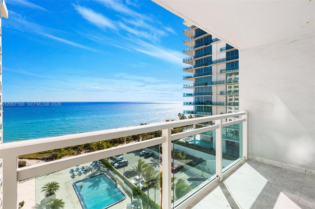 For Sale: $745,000 (1 beds, 1 baths, 943 Square Feet)