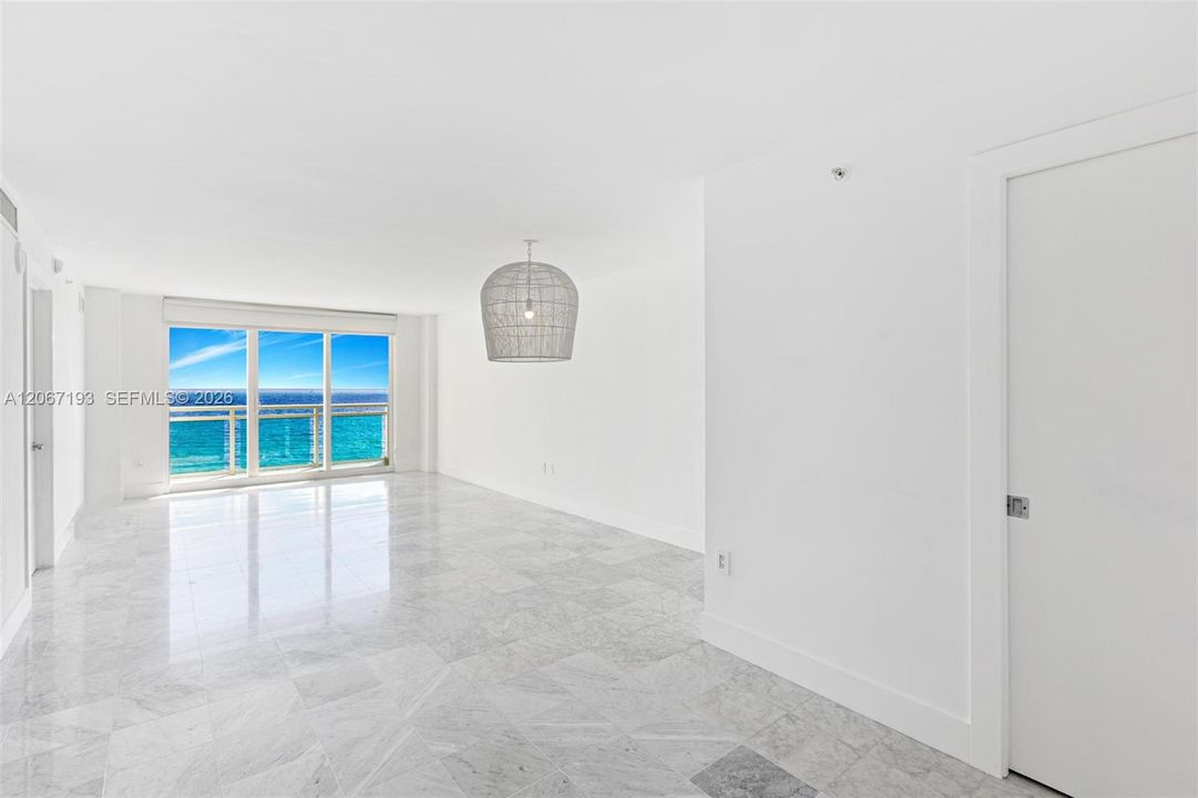 For Sale: $745,000 (1 beds, 1 baths, 943 Square Feet)