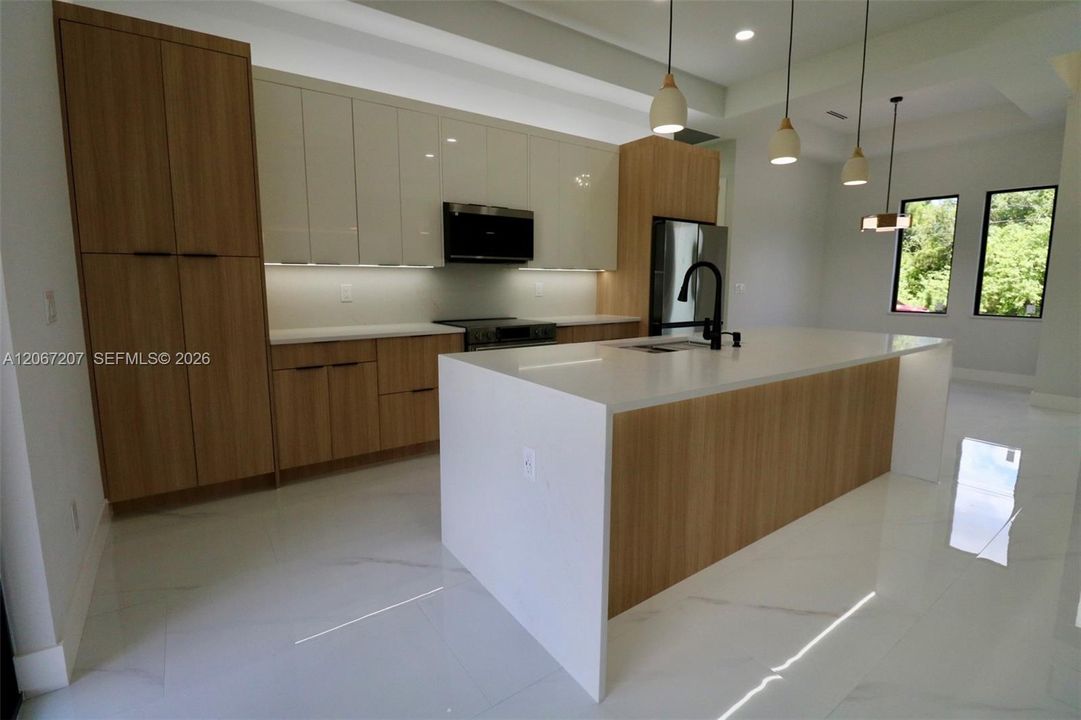 For Sale: $378,000 (4 beds, 3 baths, 1652 Square Feet)