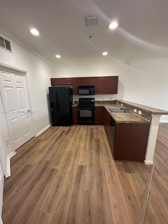 В аренду: $2,350 (3 спален, 2 ванн, 1049 Квадратных фут)