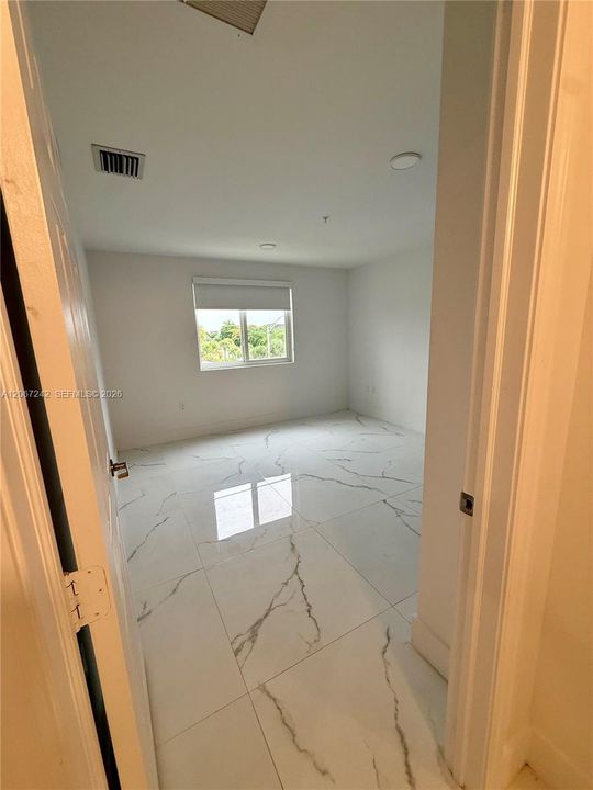 For Rent: $2,100 (1 beds, 1 baths, 843 Square Feet)