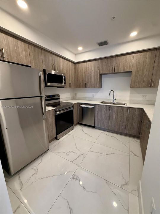 For Rent: $2,100 (1 beds, 1 baths, 843 Square Feet)