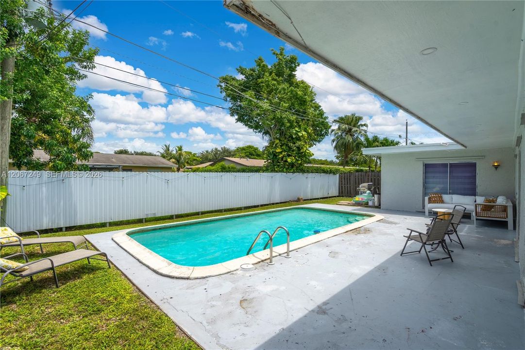 For Sale: $580,000 (3 beds, 2 baths, 1437 Square Feet)