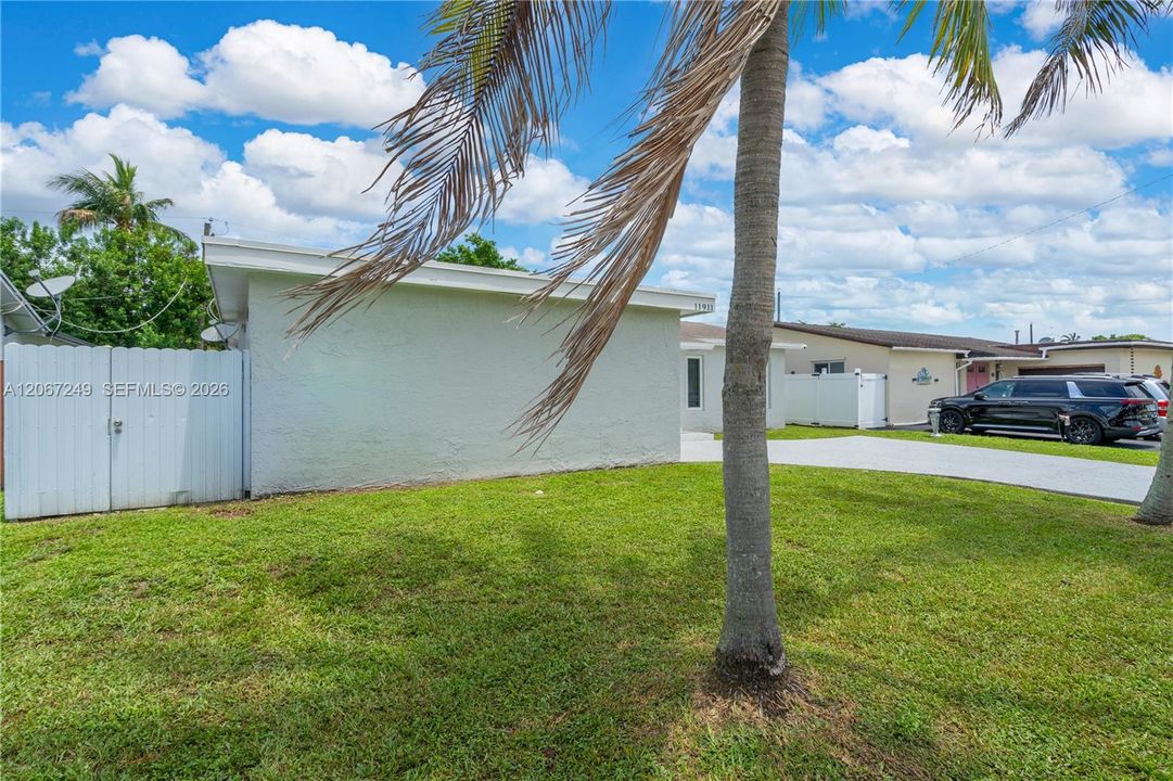For Sale: $580,000 (3 beds, 2 baths, 1437 Square Feet)