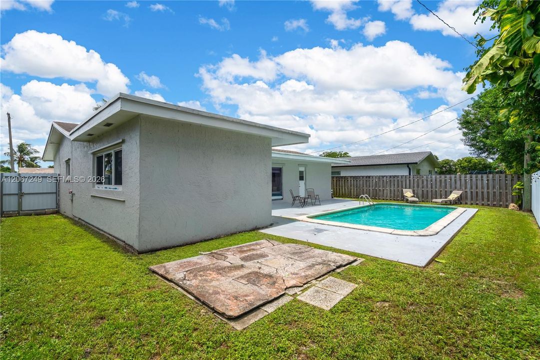 For Sale: $580,000 (3 beds, 2 baths, 1437 Square Feet)