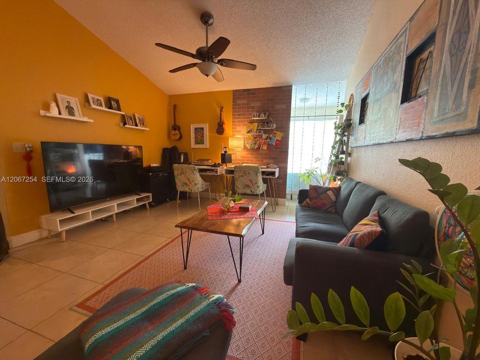 В аренду: $1,900 (1 спален, 1 ванн, 743 Квадратных фут)