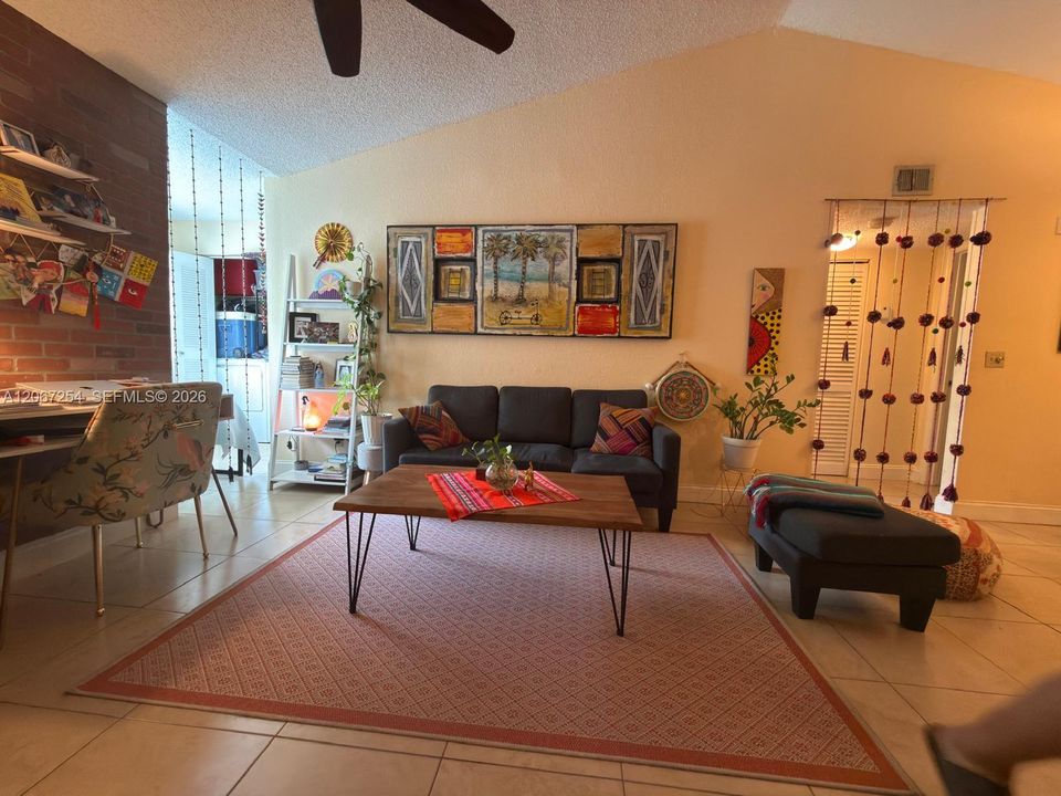 В аренду: $1,900 (1 спален, 1 ванн, 743 Квадратных фут)