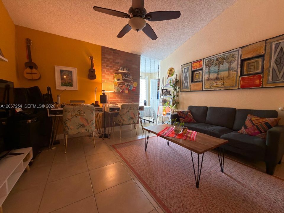 В аренду: $1,900 (1 спален, 1 ванн, 743 Квадратных фут)