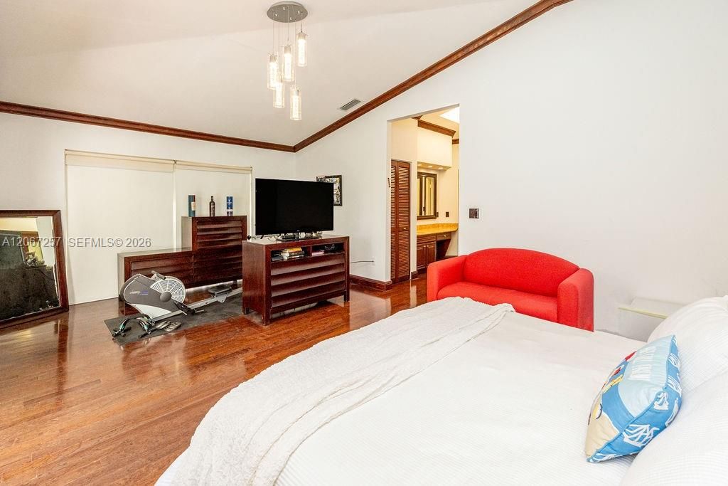 For Rent: $8,800 (5 beds, 3 baths, 2498 Square Feet)