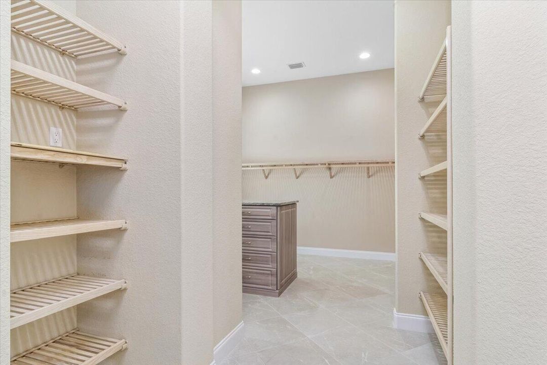 WALK IN CLOSET