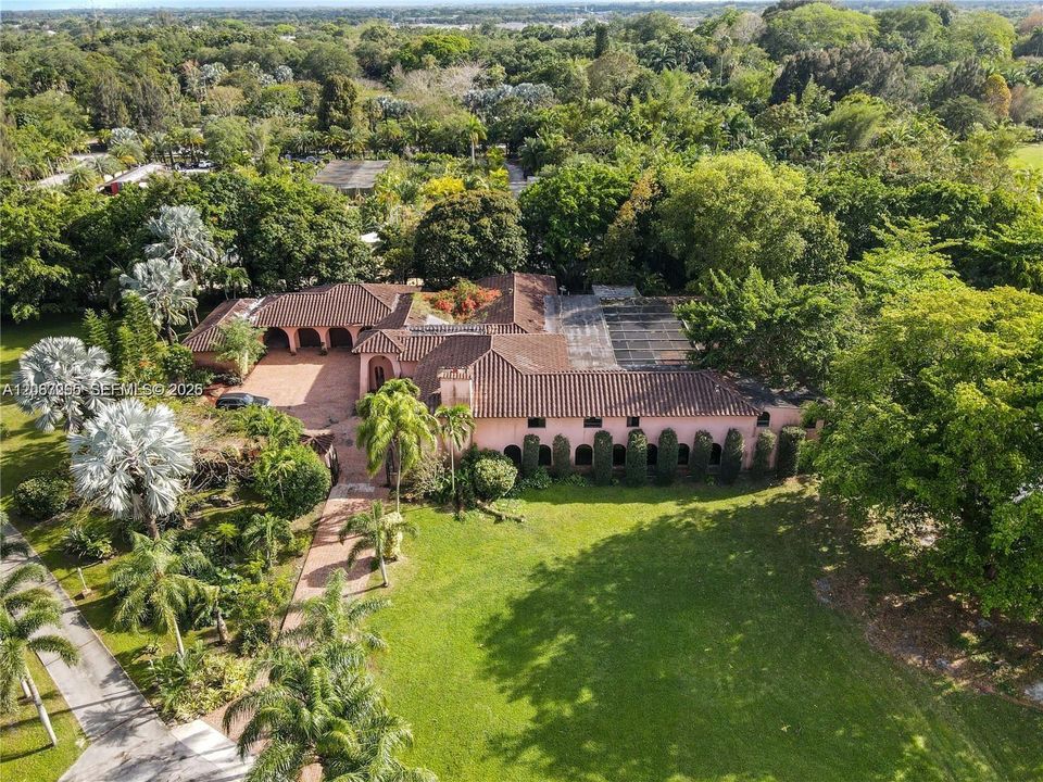 For Sale: $4,500,000 (6 beds, 8 baths, 10332 Square Feet)