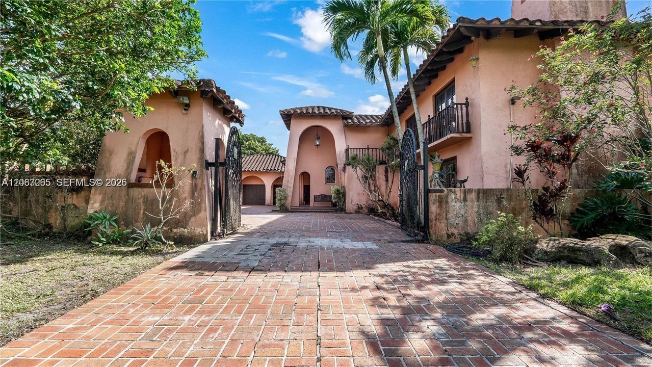 For Sale: $4,500,000 (6 beds, 8 baths, 10332 Square Feet)