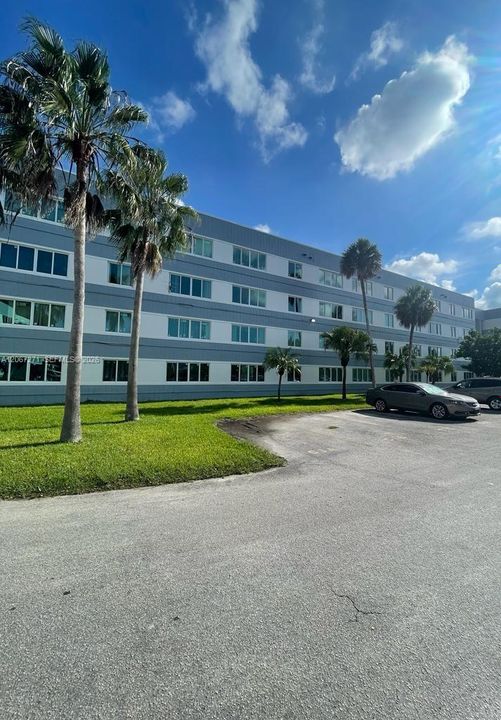 For Rent: $1,800 (2 beds, 2 baths, 1075 Square Feet)