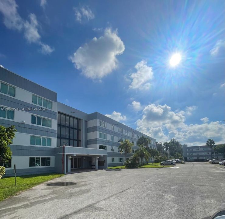 For Rent: $1,800 (2 beds, 2 baths, 1075 Square Feet)