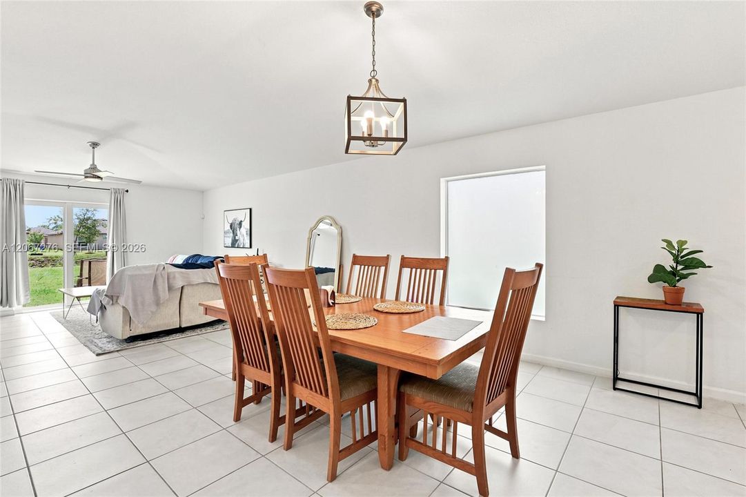 En Venta: $349,900 (4 camas, 2 baños, 1830 Pies cuadrados)
