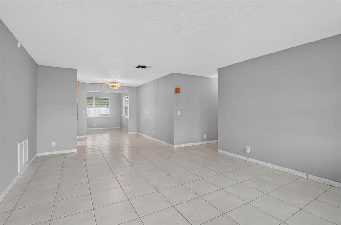 Living room, dining/ tile floor