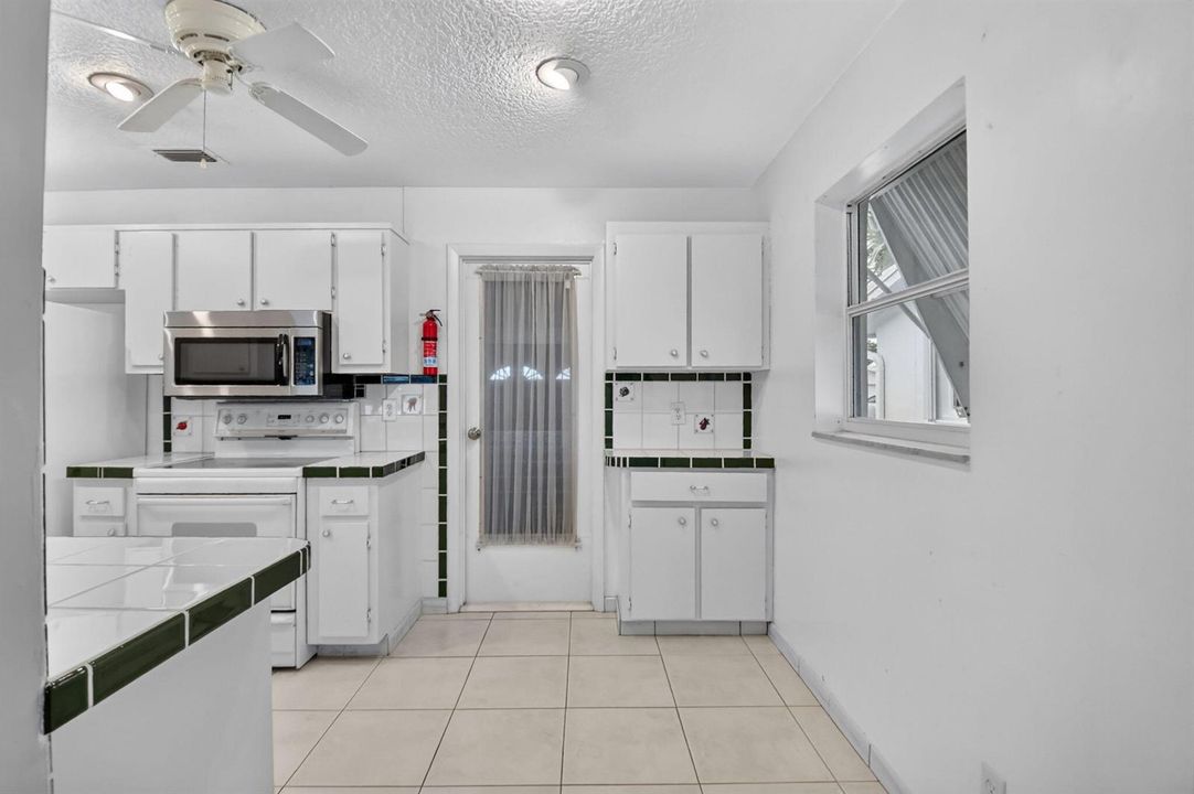 Kitchen/ Ceramic counter tops