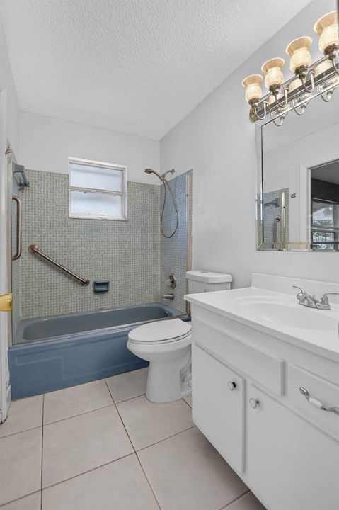 Bathroom / Tub