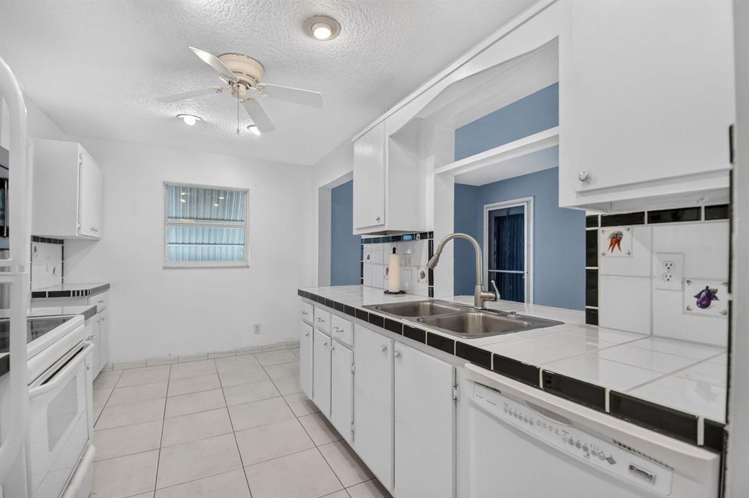 Kitchen/ Pass Thru to florida Room