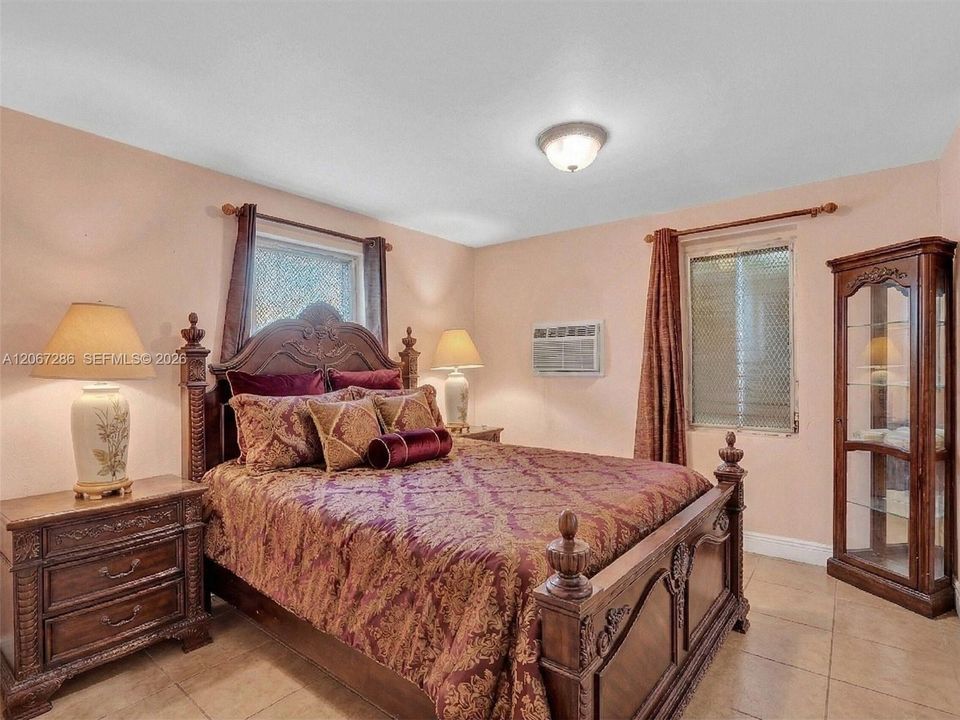 For Sale: $670,000 (3 beds, 2 baths, 1300 Square Feet)