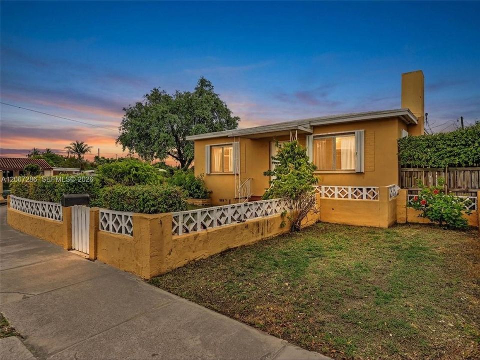 For Sale: $670,000 (3 beds, 2 baths, 1300 Square Feet)