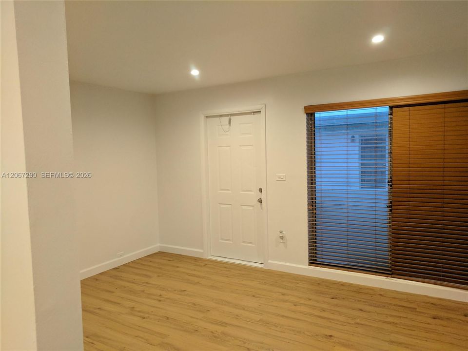 For Rent: $1,950 (2 beds, 1 baths, 720 Square Feet)