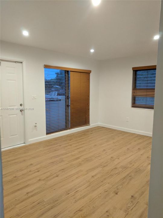 For Rent: $1,950 (2 beds, 1 baths, 720 Square Feet)